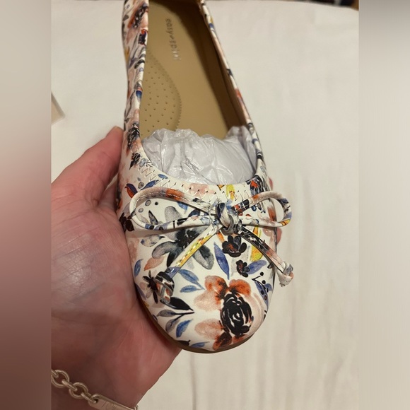 Easy Spirit Flower Flats - Picture 2 of 8